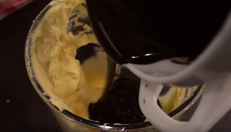 Do olejové hmoty vnášíme roztavenou a chlazenou čokoládu.