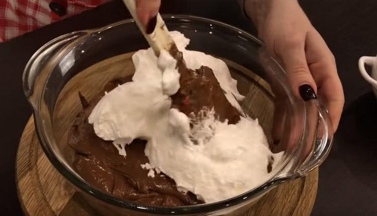 Po částech zavedeme do čokoládového polotovaru šlehačky.
