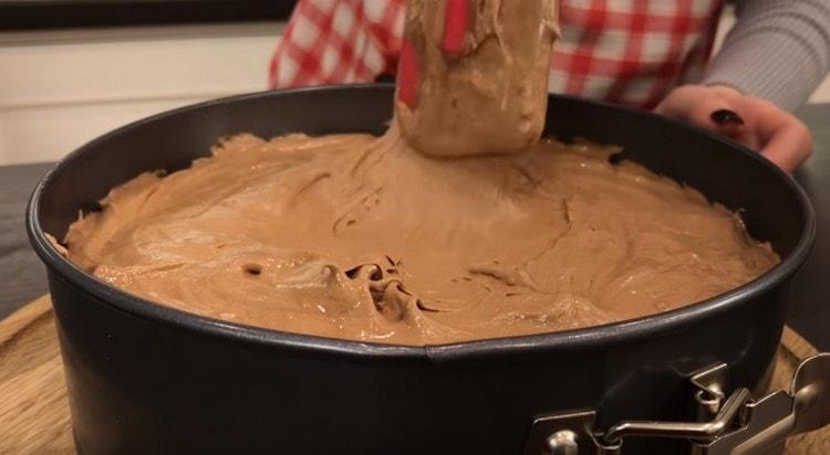 Nalijte těsto do pekáče, vyrovnejte a odešlete do trouby.