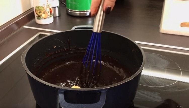 Vložte olej do námrazy a promíchejte.