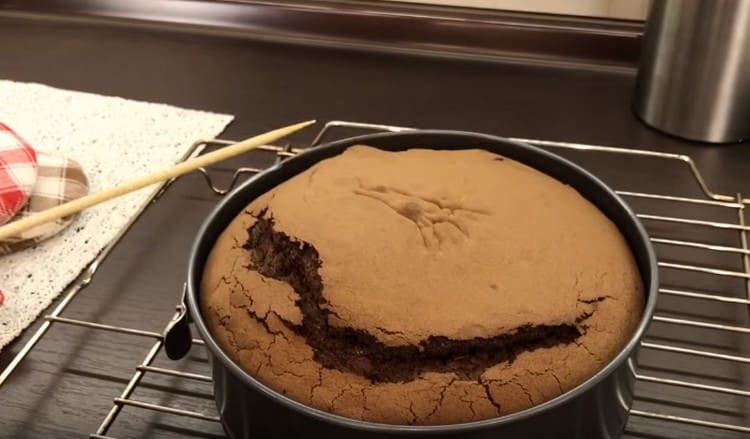 Připravenost dortu lze zkontrolovat párátkem.