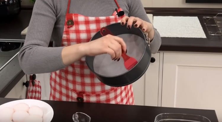 Zakryjte dno pekáče pergamenem, strany namažte olejem.