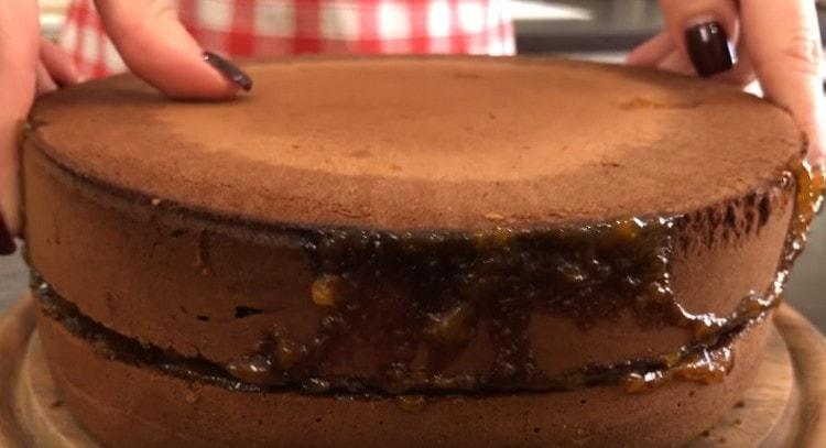 Spojíme dorty s plátkem dovnitř a pošleme je namočit do lednice.