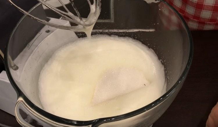 Porazte bílé v lehké pěně.