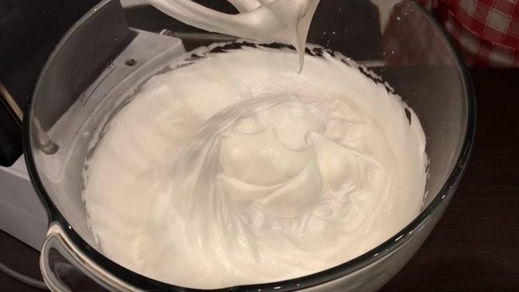 K proteinům přidejte cukr a bijte, dokud nestabilní píky nedosáhnou.