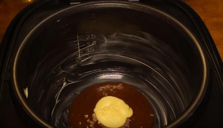 În continuare, puneți cât mai mult aluat alb pe centru.