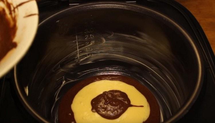 Întindeți din nou aluatul de ciocolată.