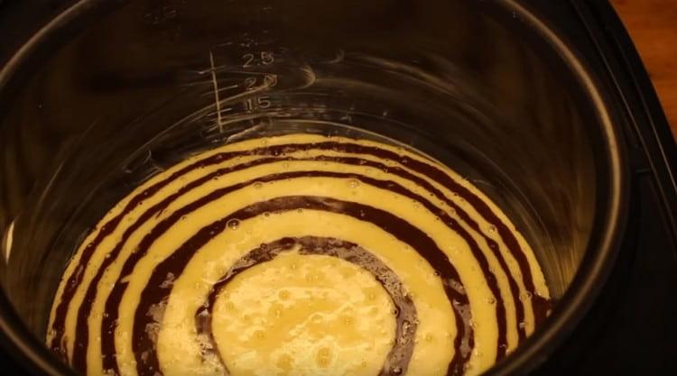 Alternează aluatul alb și cel de ciocolată până se termină.