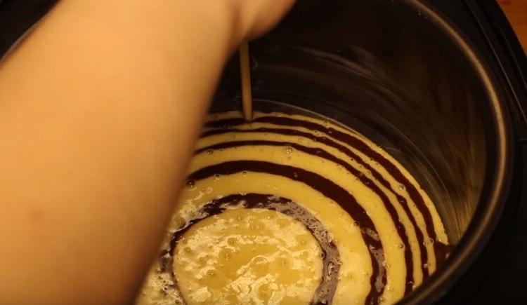 Folosind o scobitoare sau o broască de lemn realizăm un model.