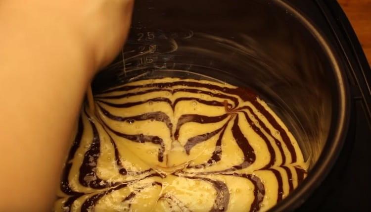 Apoi desenăm de 4 ori cu un băț din centrul plăcii viitoare până la margine.