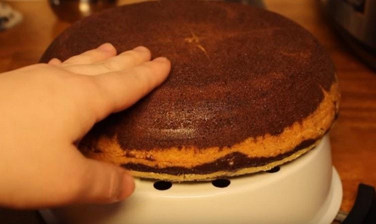 Lasă tortul să se răcească complet.