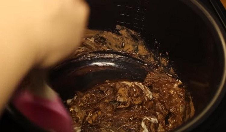 Cu agitare constantă, pregătiți glazura până la dizolvarea zahărului.