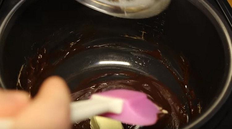 Când masa devine omogenă și fierbe, adăugați unt la ea.