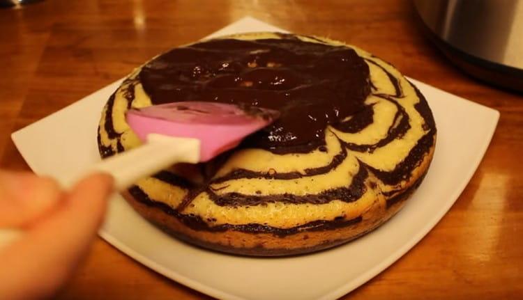 Udă tortul nostru cu glazură.