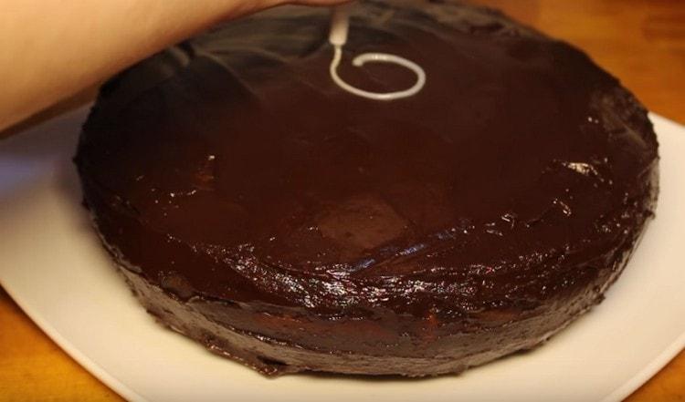 Folosind o pungă de patiserie și lapte condensat realizăm decorațiuni.