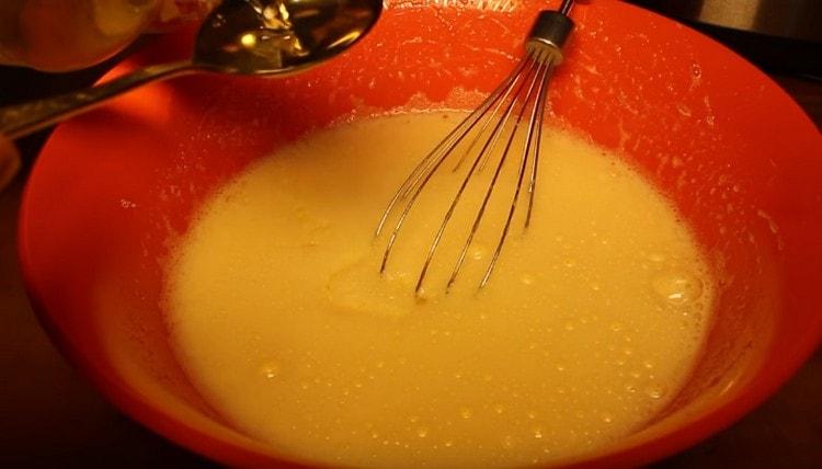 Adăugați ulei vegetal.