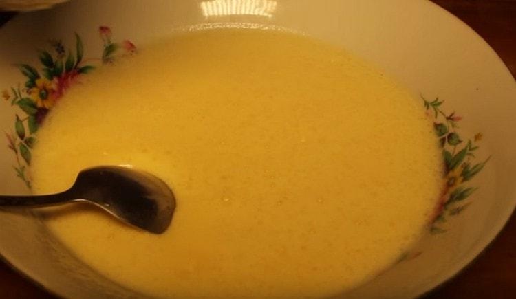 Împărțim aluatul în două părți.