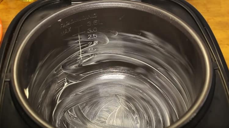 Ungeți vasul multicooker cu ulei.