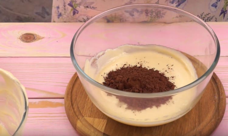 Fügen Sie Kakao zu einer Hälfte des Teigs hinzu.