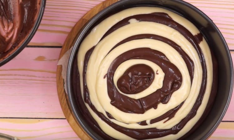 Alternativ den Teig in eine gefettete und mit Pergament überzogene Form geben.