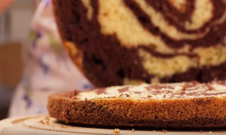 Schneiden Sie den Kuchen in zwei Kuchen.