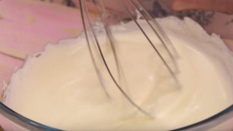 Mit einem Schneebesen die Sahne mischen.