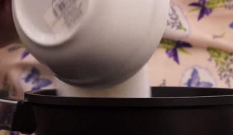 Für die Glasurzubereitung nehmen wir Butter und Zucker.