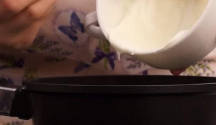 Fügen Sie hinzu, Kakao und saure Sahne.