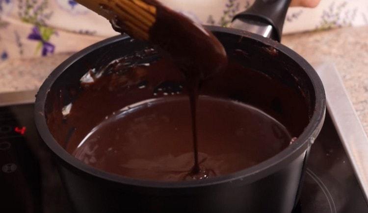 Rühren, kochen Sie die Zuckerglasur, bis sich der Zucker vollständig aufgelöst hat.