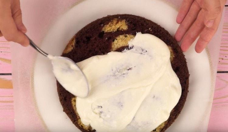 Den Bodenkuchen mit saurer Sahne einfetten.