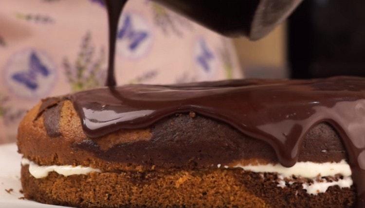 bedecke den unteren Kuchen mit der Oberseite und gieße ihn mit Zuckerguss.