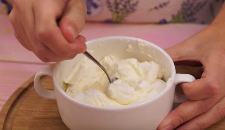 Mischen Sie saure Sahne mit Soda.