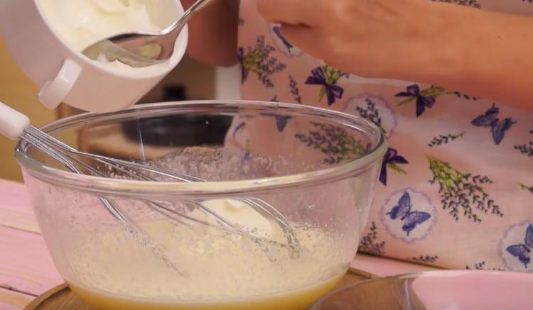 Fügen Sie saure Sahne mit Soda der Eimasse hinzu.