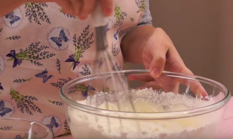 Sieben Sie das Mehl in den Teig und mischen Sie es.