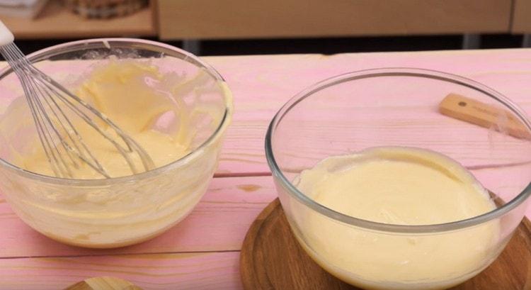 Wir teilen den fertigen Teig in zwei identische Teile.