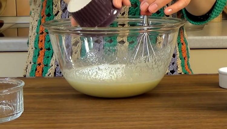 Se adaugă amidon la această masă și se amestecă.