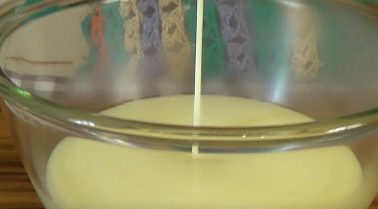 Turnați crema într-un bol și lăsați-o să se răcească.