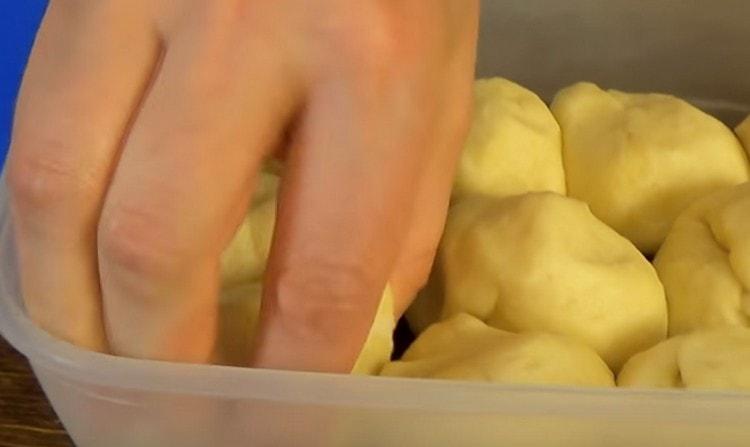Luăm o bilă de aluat și lăsăm restul la frigider.