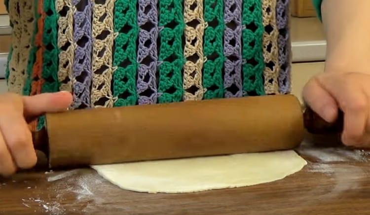 Turnati aluatul cat mai subtire.