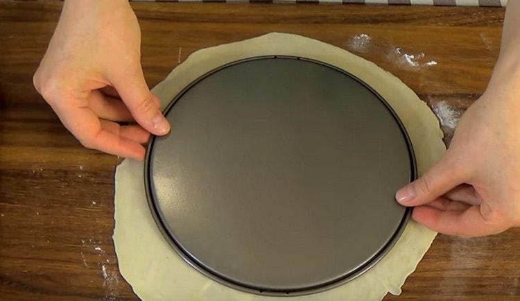 Încercăm pe un șablon să înțelegem dacă aluatul s-a rulat suficient de bine.