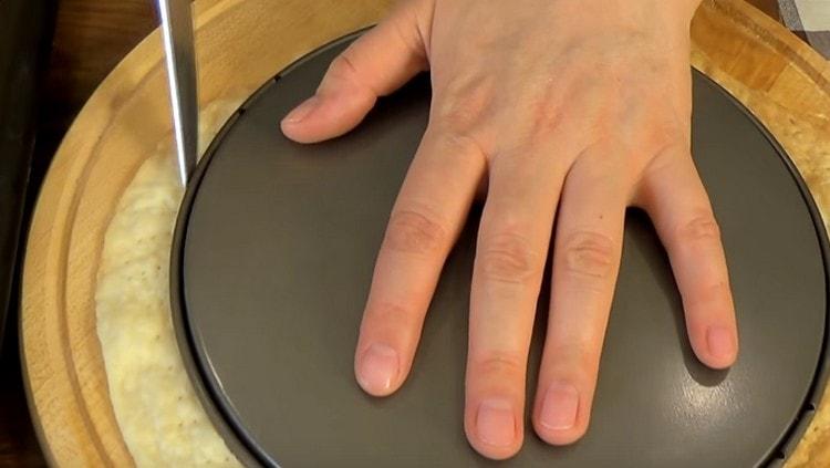 Din tortul fierbinte folosind șablonul tăiați imediat piesa de prelucrat de dimensiunea necesară.