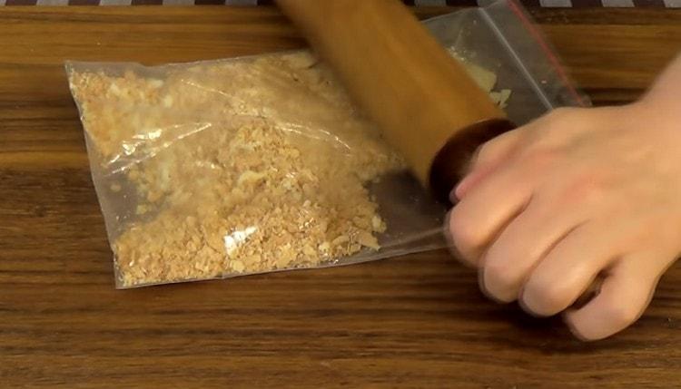 Tăiem resturile de la prăjituri cu un știft rulant în firimituri.