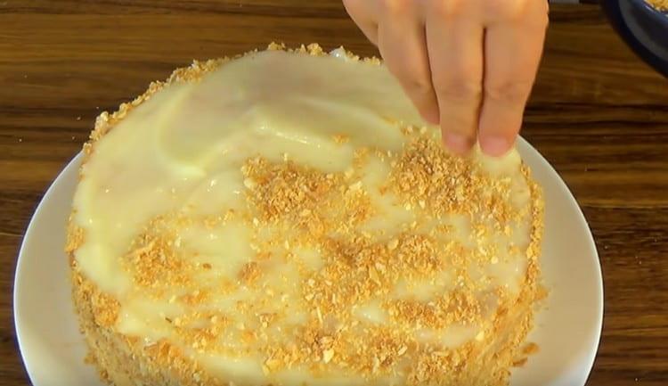 Presărați desertul finit cu firimituri.