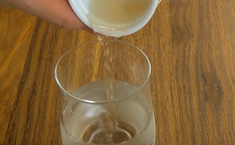 Adăugați oțet în apă.