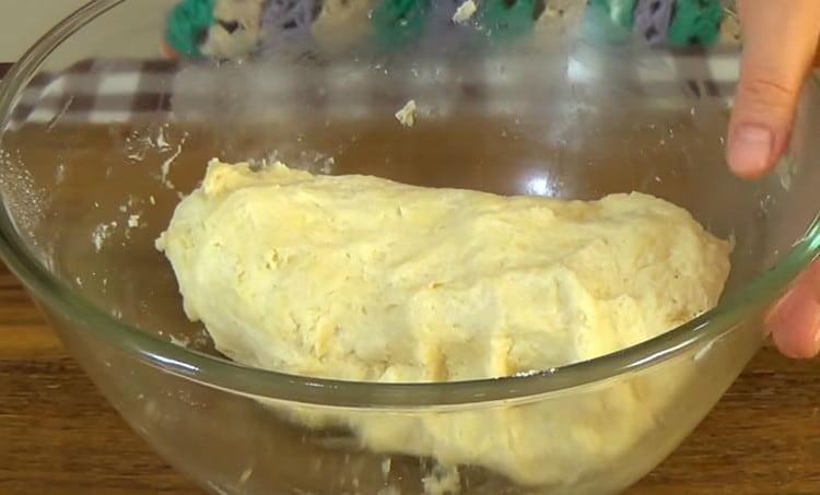 Se frământă aluatul neted.