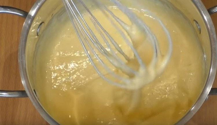 També hi afegim els ous i ho barregem tot fins que quedi suau.