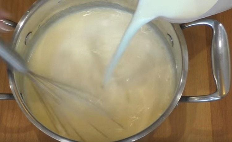 Introduïm la llet a la massa.