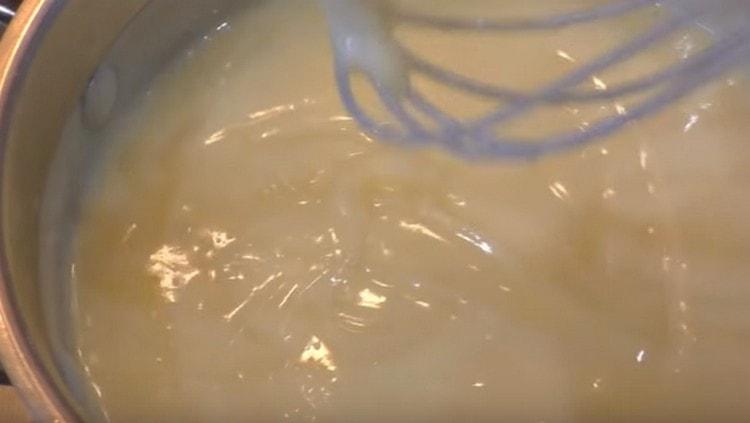 Bulliu la crema fins que s’espesseixi.