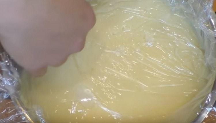 tanqueu el buit amb film aferrador i deixeu-lo refredar.