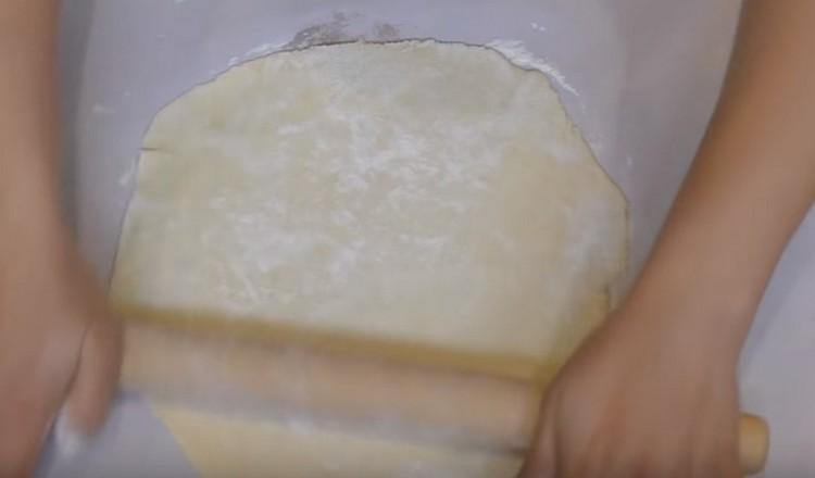 Enrotllem primament cada bola de massa.